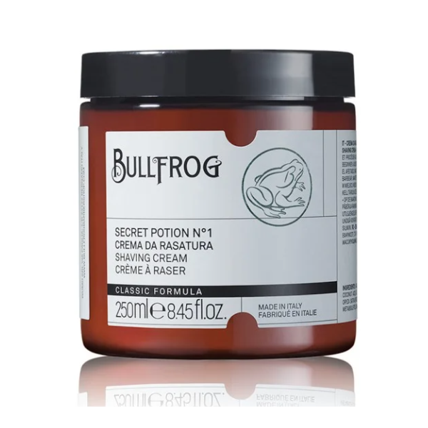 Die Bullfrog Rasiercreme Secret Potion No 1 enthält Kokosnuss- und Reiskleieöl-Fettsäuren, um die Barthaare geschmeidig zu machen und die Rasur zu erleichtern. Die leicht bräunliche Farbe des Produktes ist auf den hohen Gehalt an natürlichen ätherischen Ö